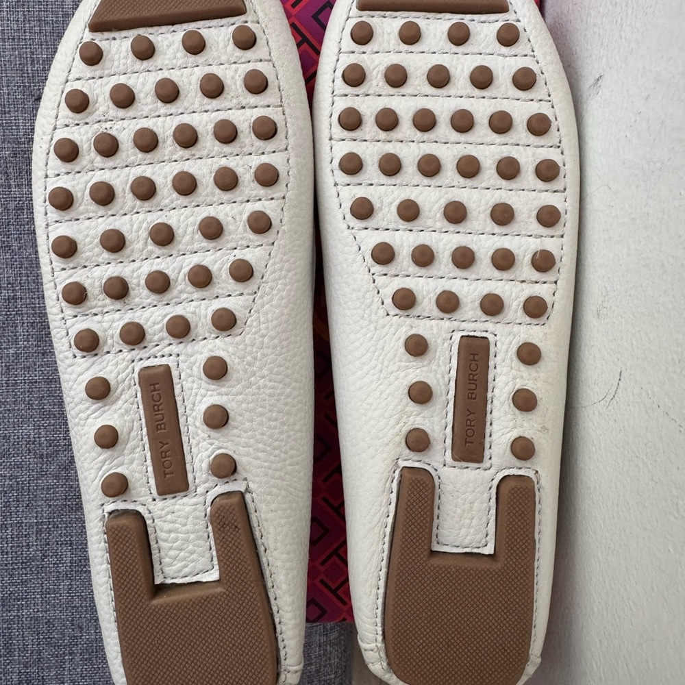Tory Burch Cream Leather Logo Driving Loafers - Picture 4 of 8